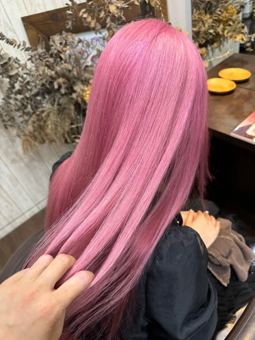 ロング カラー ブリーチ ピンクカラー ヘアカラー トリートメント 小笠原 菜緒のヘアスタイル