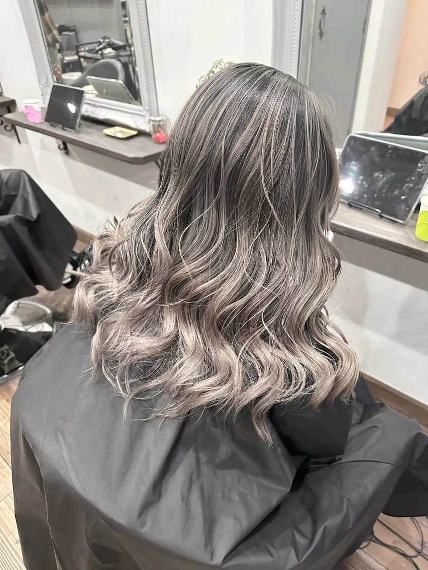 セミロング レイヤーカット カット ヘアカラー トリートメント バレイヤージュ 隅中秀弥のヘアスタイル