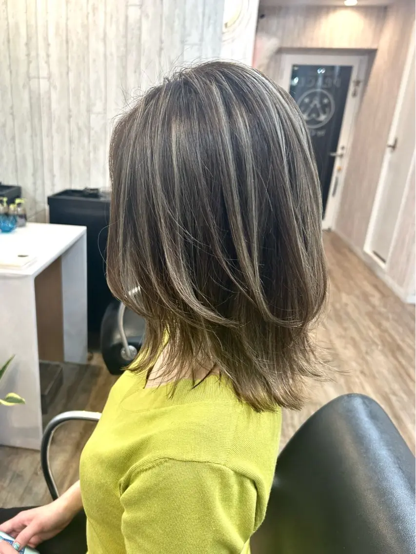 ミディアム カラー アッシュ ベージュカラー ハイライトカラー ハイライト ヘアカラー アキヒロ🔸 骨格診断/ショートのヘアスタイル