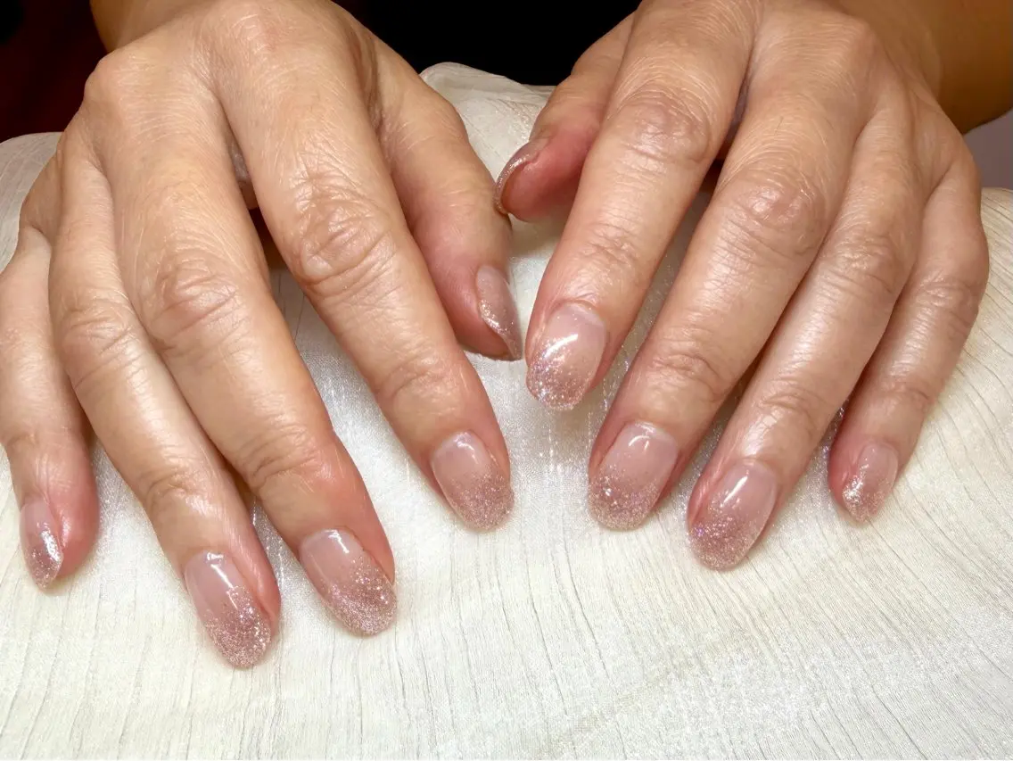 ネイル ジェルネイル グラデーション ラメ(グリッター) ラメグラデーション 🤍大人シンプル🤍 船橋駅近 nailのネイルデザイン