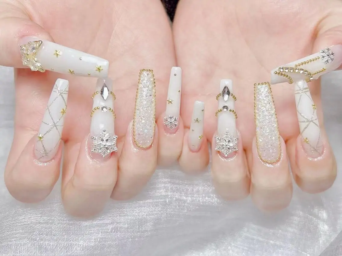 🌸🌸チップ長さだし+持ち込みデザイン🌸🌸時間内店内パーツ全てやり放題🌸🌸Maxゴテゴテok!の写真
