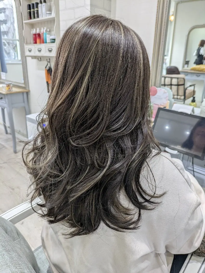 セミロング カラー ベージュカラー ブルーカラー ハイライトカラー ハイライト ミヤザキ マサユキのヘアスタイル