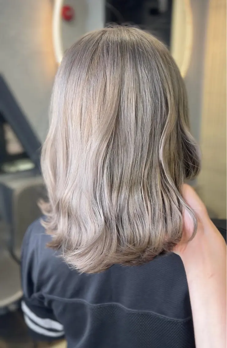 カラー ハイトーン GiseL AIRIのヘアスタイル