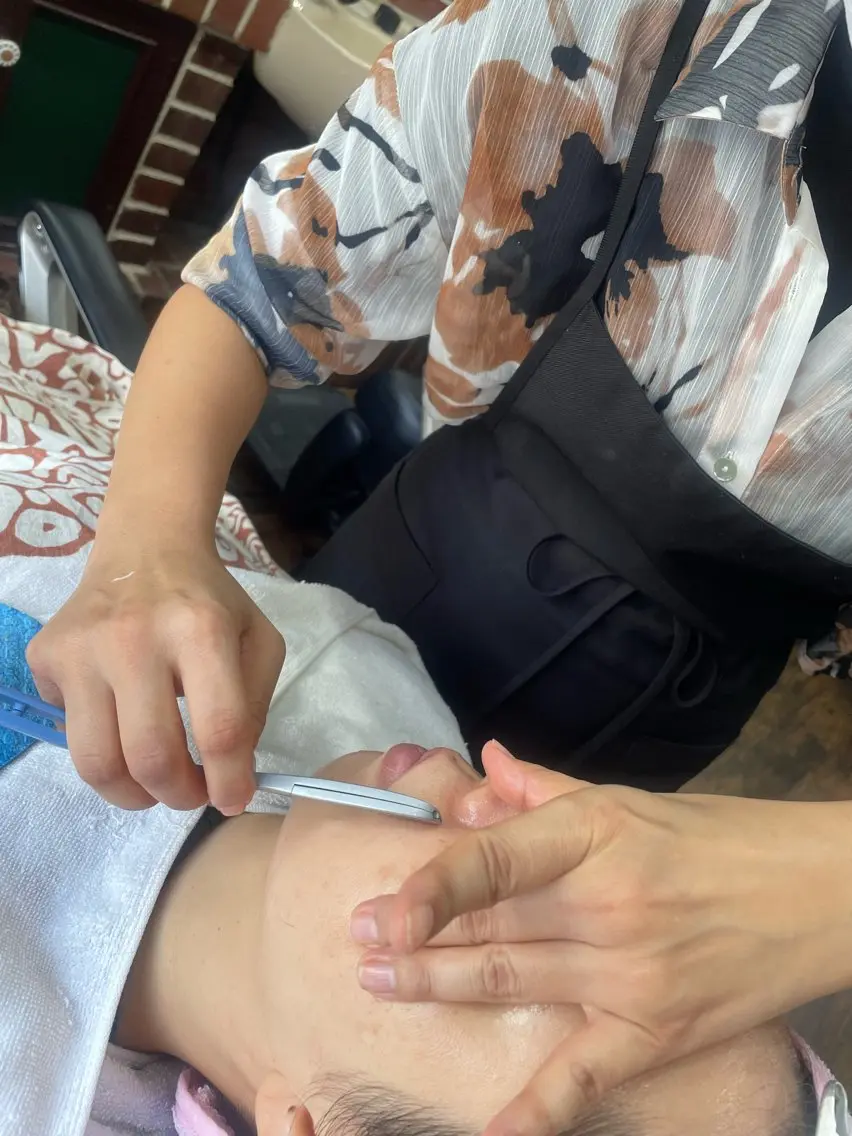 《女性限定》クイックレディースシェービング🪒えりそり＋眉毛スタイリング込み　シェービングを気軽にお試し！の写真