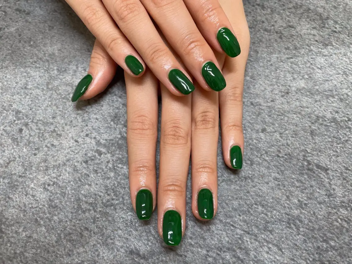 ネイル グリーン ワンカラーネイル ハンドネイル mogunail &blowのネイルデザイン
