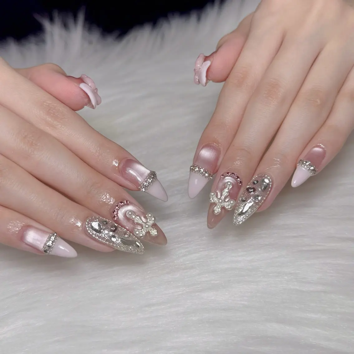 ネイル アートネイル オーロラネイル フラッシュネイル ガーリー キラキラネイル ハンドネイル Una NAILMANAMIのネイルデザイン
