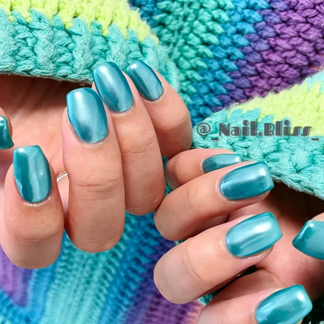 ネイル オーロラネイル グリーン ワンカラーネイル ハンドネイル NAIL BLISSのネイルデザイン