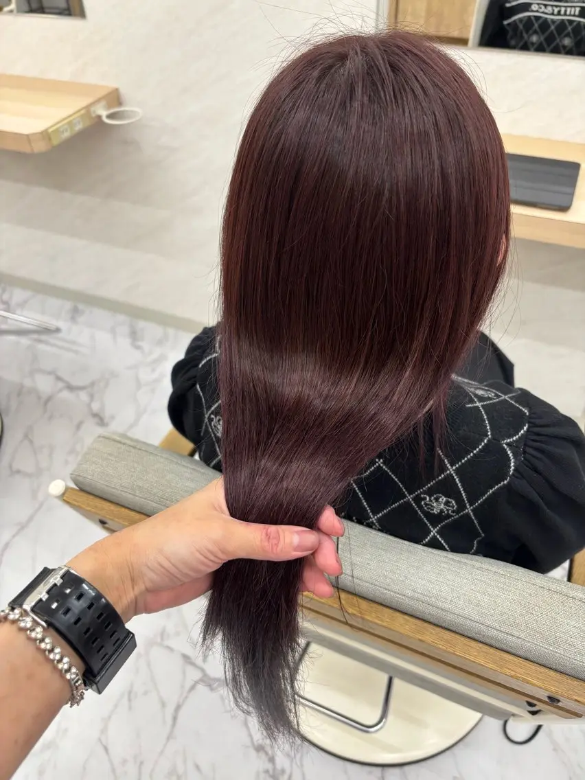 セミロング カラー カシス ピンクカラー 成瀬 千佳のヘアスタイル