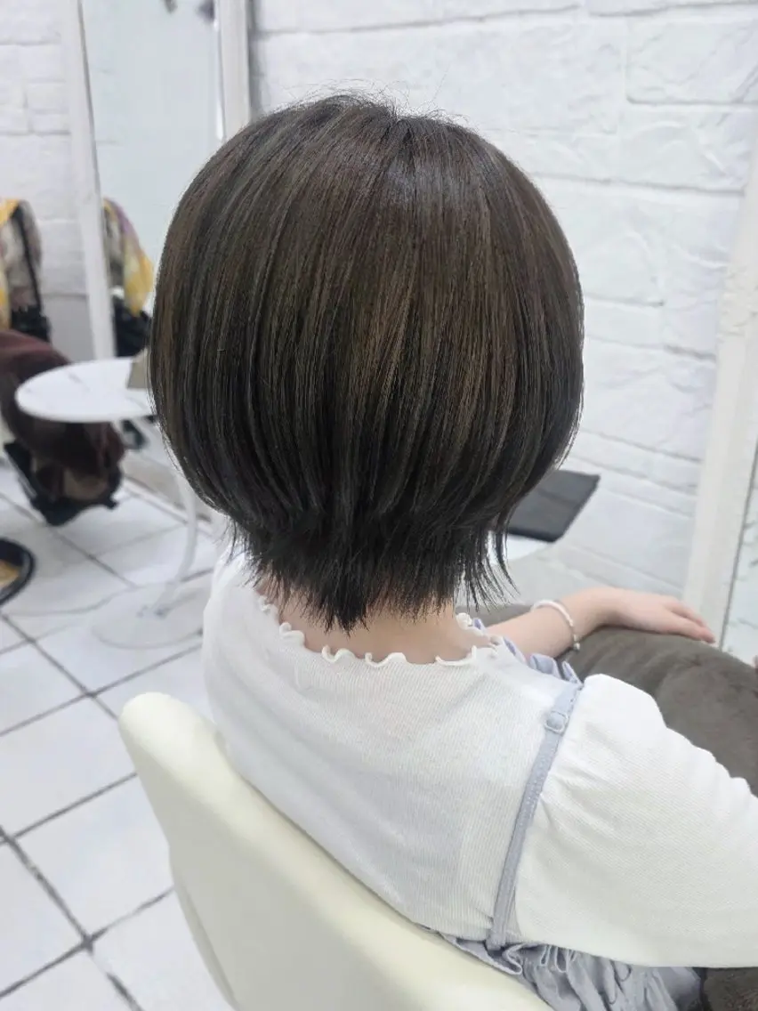 ミディアム ボブレイヤー アッシュ アッシュブラウン ボブ レイヤーカット カット ヘアカラー トリートメント toiro ちだしえりのヘアスタイル