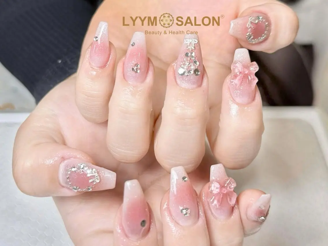 ネイル ガーリー グラデーション キラキラネイル 韓国ネイル ピンク ハンドネイル LYYM Salonのネイルデザイン