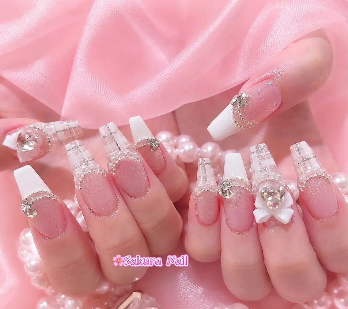 ネイル アートネイル オーロラネイル ボルドー チークネイル フレンチネイル ハンドネイル Sakura Nail Salonのネイルデザイン