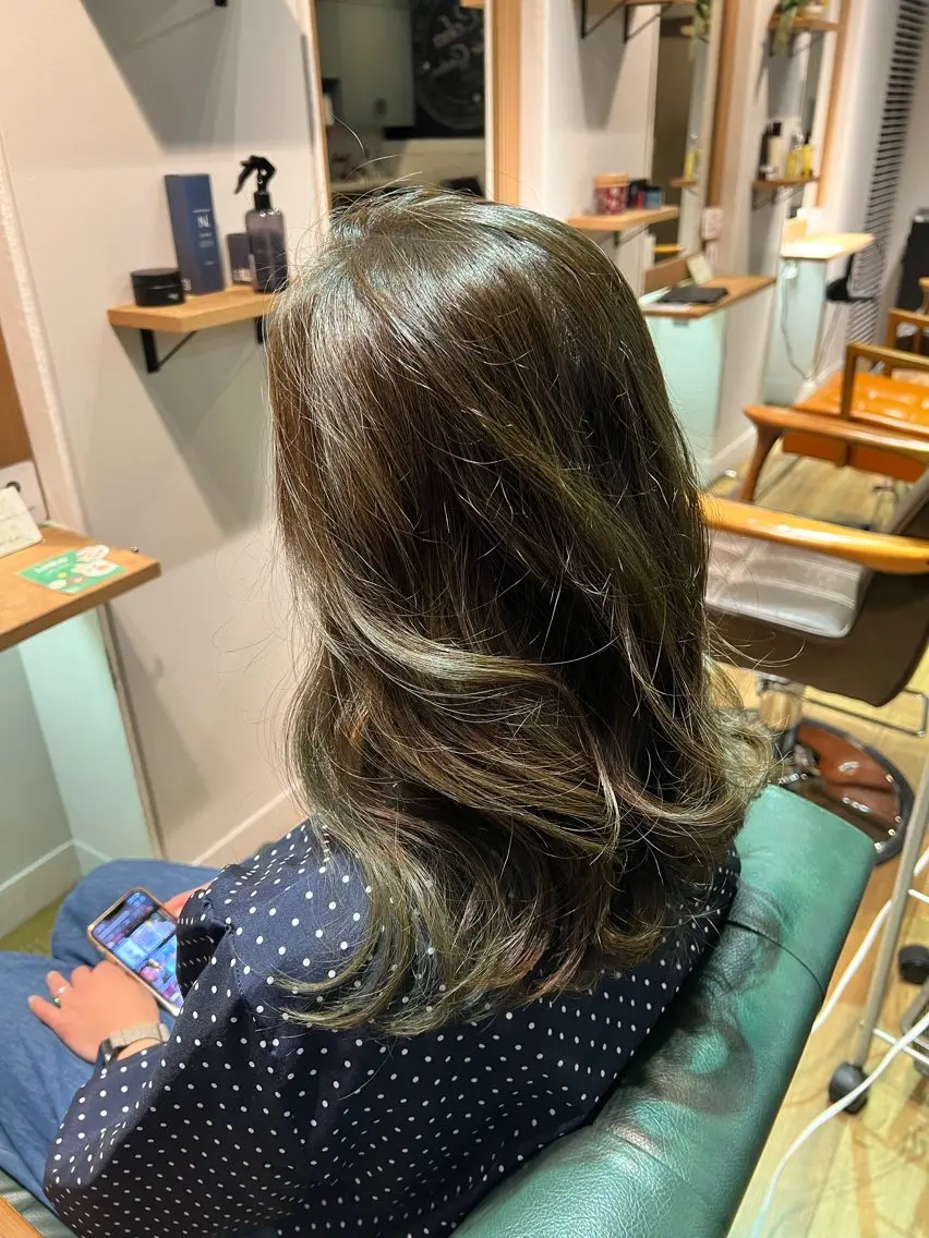 ロング カラー グレージュ オリーブグレージュ オリーブグレー ヘアカラー トリートメント ツキダテ ユイのヘアスタイル