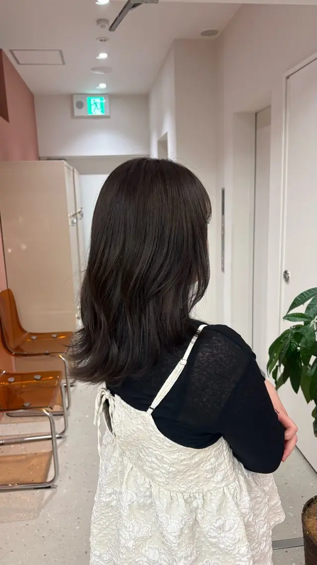 セミロング カラー 黒髪 透明感カラー 柳本 瑠実のヘアスタイル