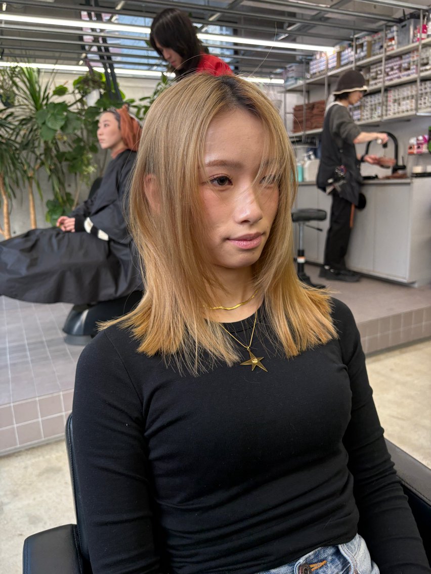 ミディアム フジイ トワ/ レイヤーカットのヘアスタイル