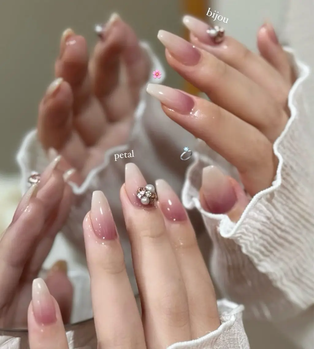 𝐡𝐚𝐧𝐝|ジュワッと花びらネイル🌺🫧の写真
