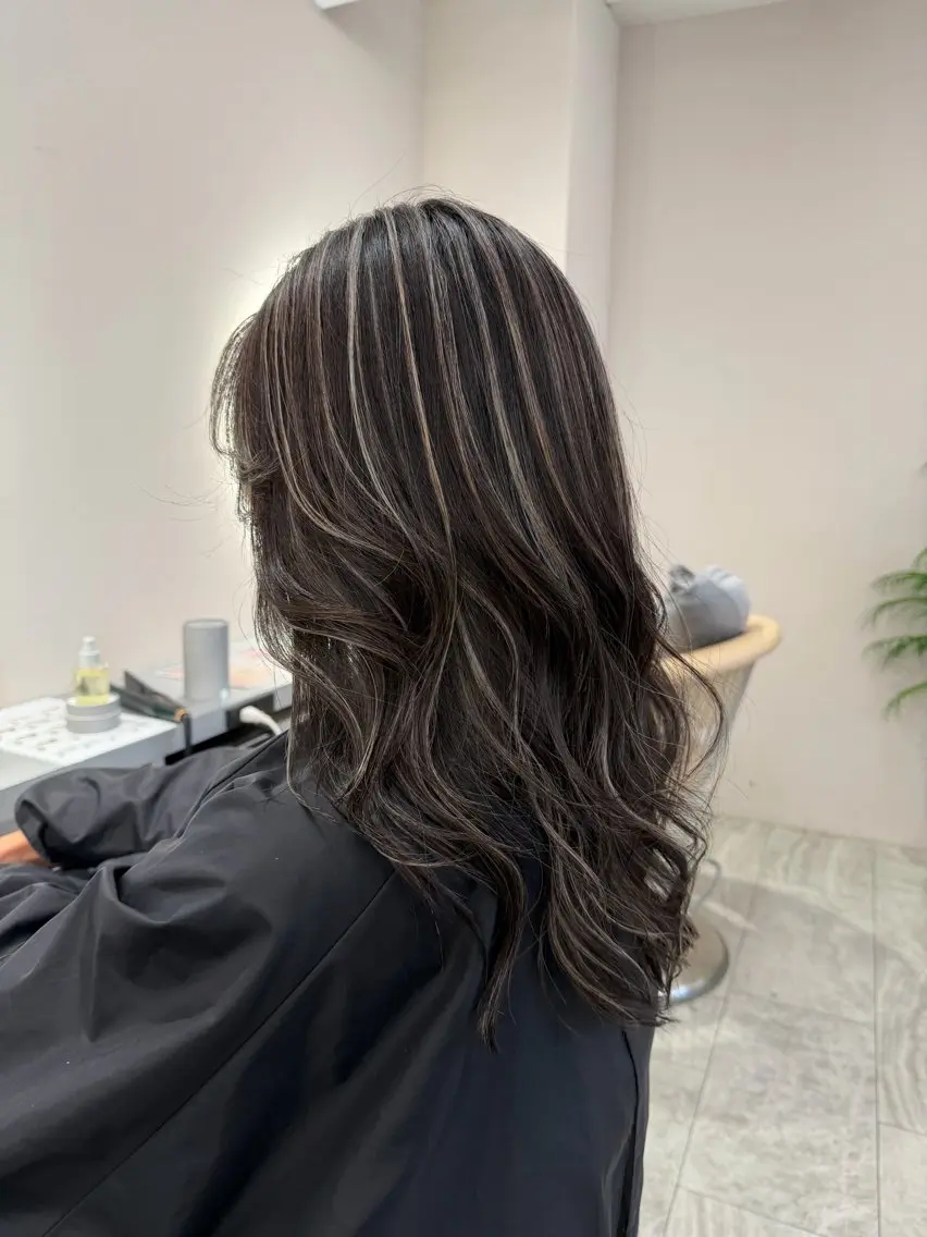 ロング ハイライト カット ヘアカラー 🦋MAHO🦋 デザインカラーのヘアスタイル