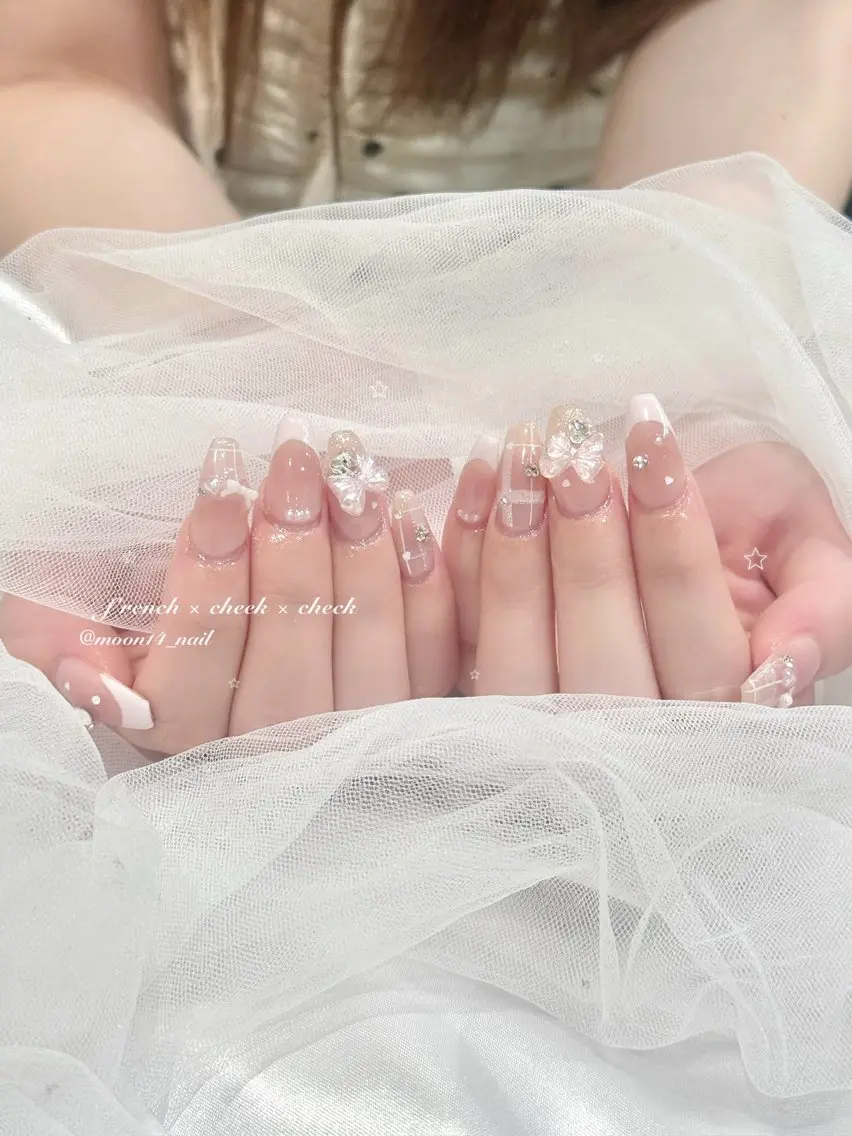 ネイル チークネイル フレンチネイル ジェルネイル ガーリー キラキラネイル ハンドネイル natsuki 💫のネイルデザイン