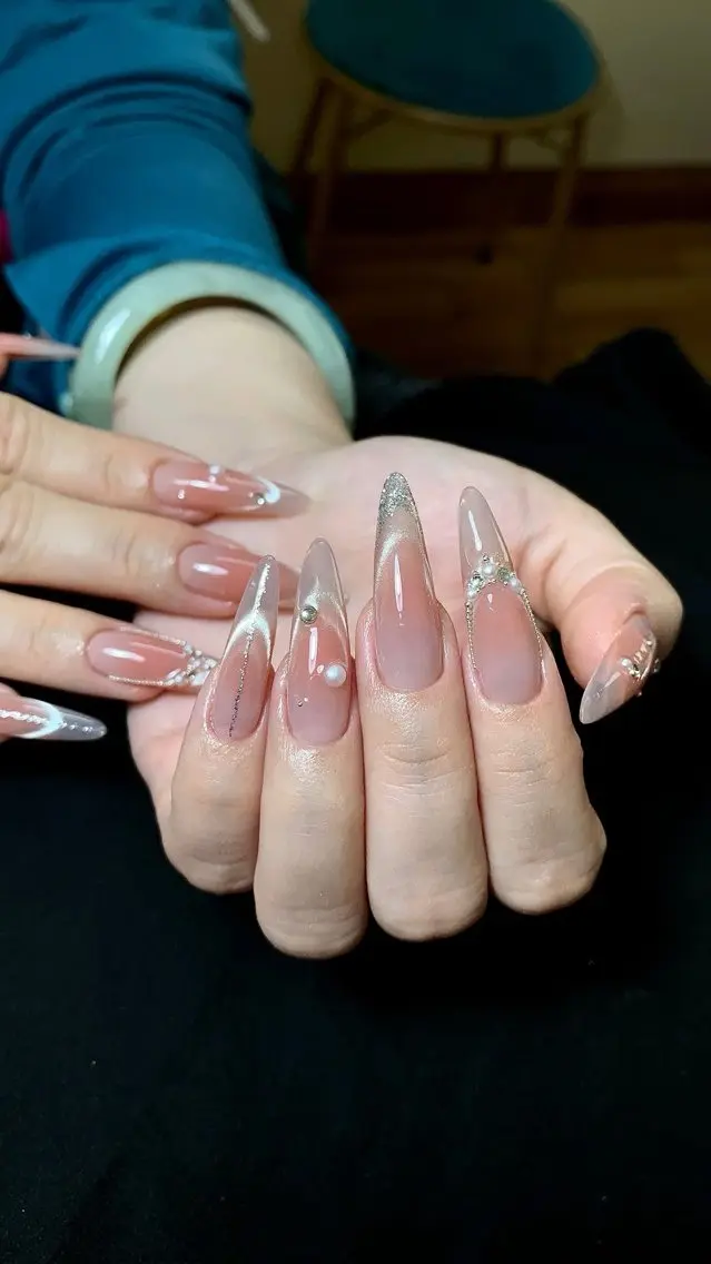 ネイル チークネイル フレンチネイル グラデーション キラキラネイル 韓国ネイル Minette nailHuongのネイルデザイン
