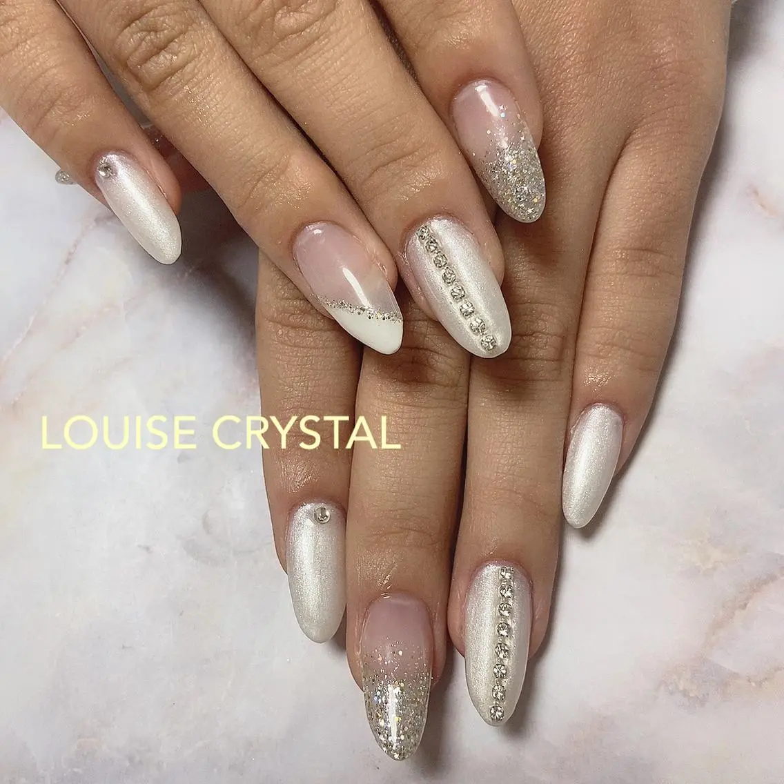 ネイル ホワイト ハンドネイル LOUISE CRYSTALのネイルデザイン