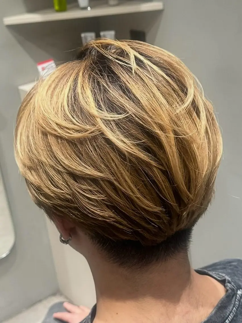 カラー メンズ メンズバレイヤージュ センターパート バレイヤージュ ブロンド カット ヘアカラー トリートメント メンズ縮毛矯正 /町田/木村悠月のヘアスタイル