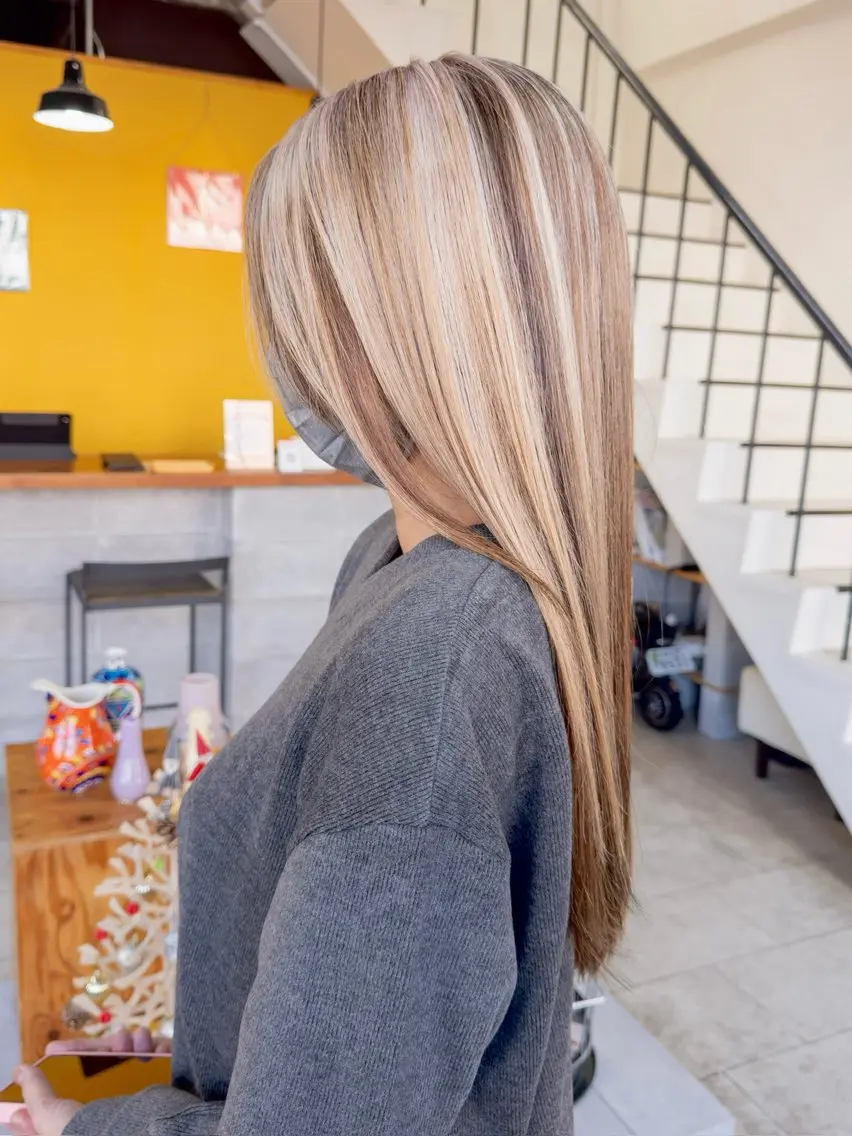 ロング カラー ブリーチ ハイライトカラー ハイトーンカラー ハイライト ヘアカラー 🎨カラー専門家🎨 チャーリーのヘアスタイル