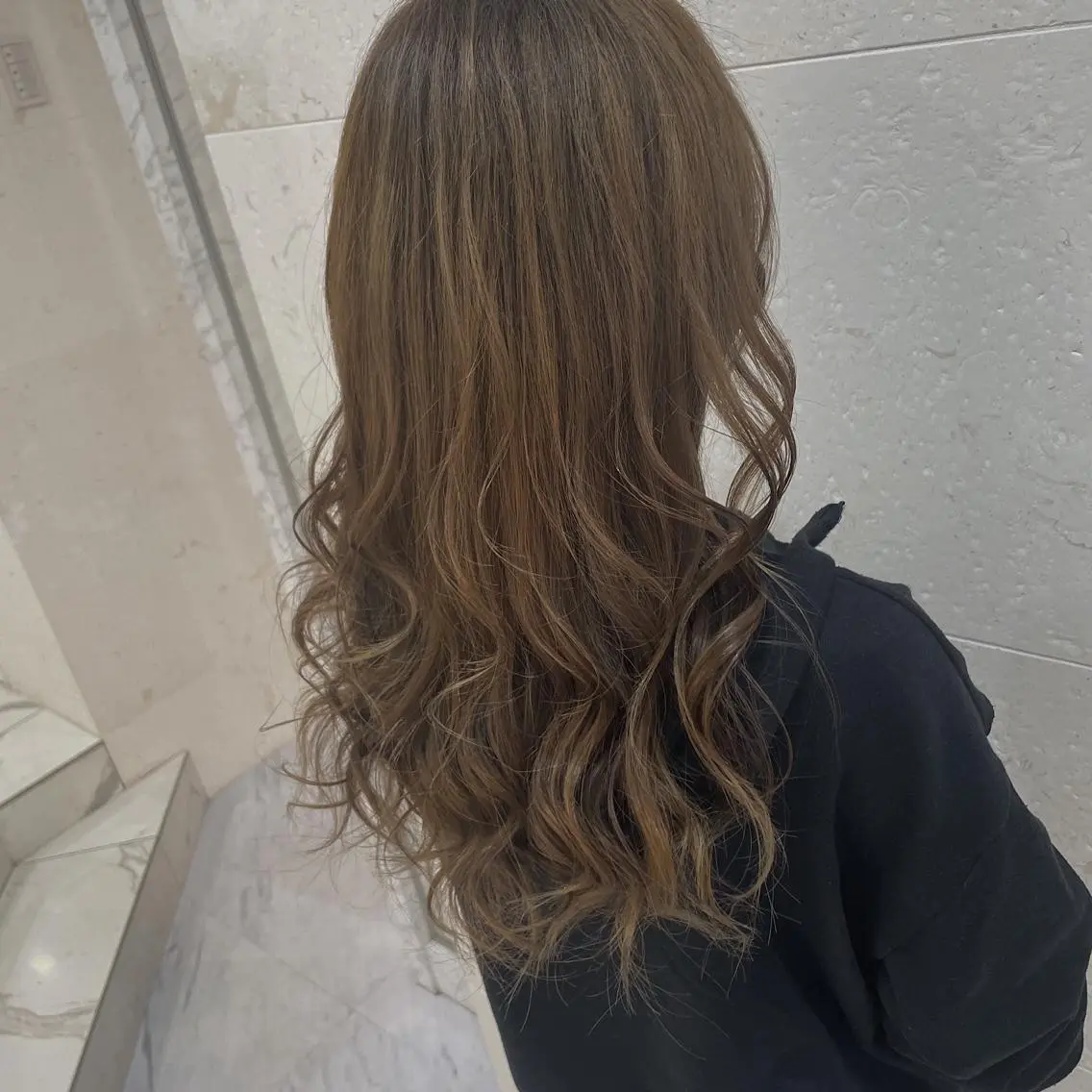 ロング カラー ベージュカラー ブリーチ 安田 柚月のヘアスタイル