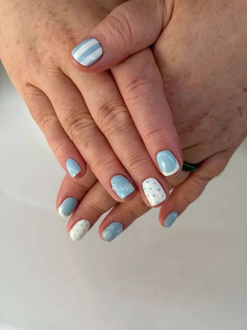 ネイル ブルー ドット フレンチネイル シンプルネイル ホワイト ハンドネイル VALI🌻 NAILSのネイルデザイン