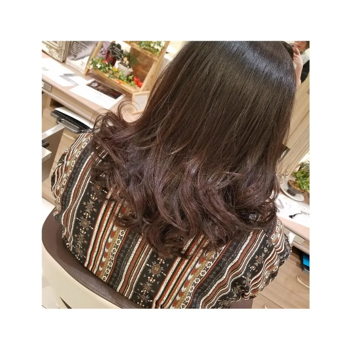 カラー セミロング 荒山 栞奈のヘアスタイル