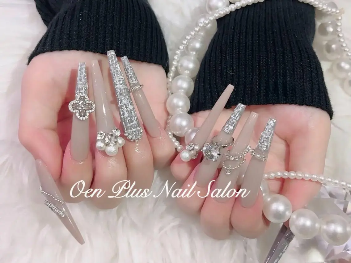 ネイル チークネイル フレンチネイル ガーリー グラデーション ハート One Plus Nail Salonのネイルデザイン