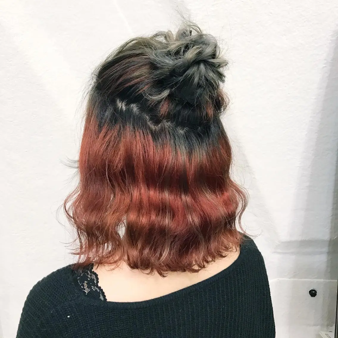 ショート カラー ヘアアレンジ ハーフアップ お団子ヘア ブリーチ インナーカラー レッドカラー K-POP好き美容師 🇰🇷Kai.Yのヘアスタイル