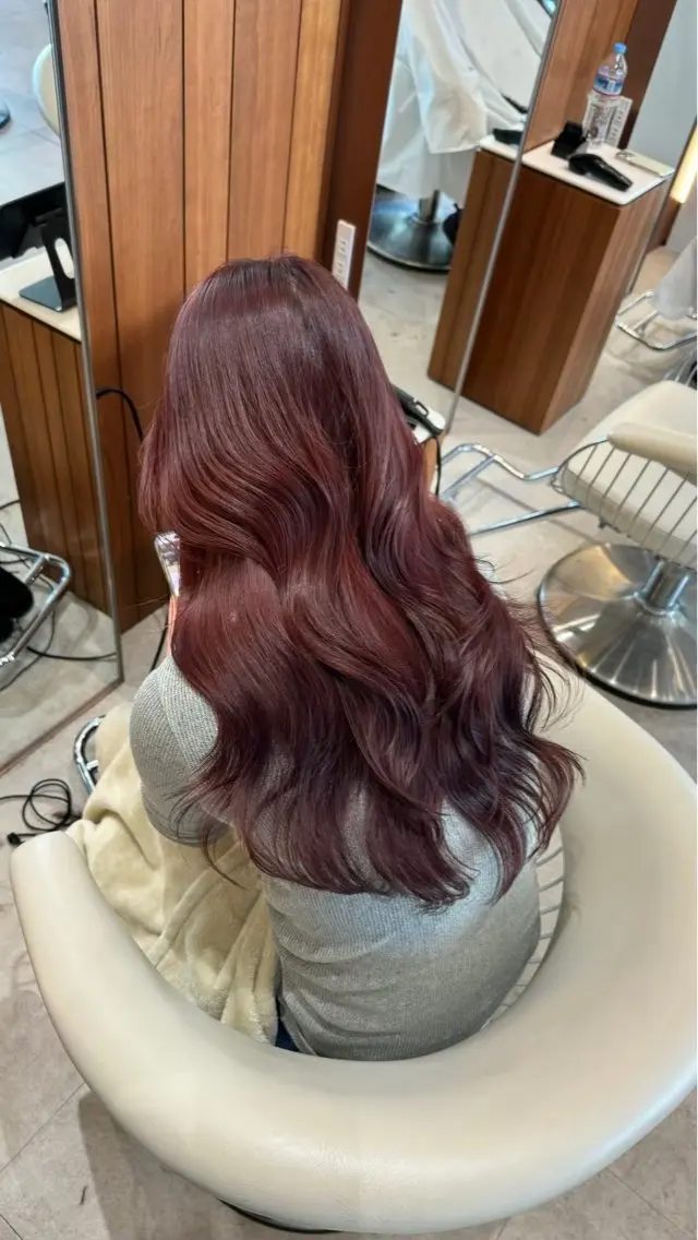 ロング カラー ボルドーカラー 顔周りカット レイヤーカット ロング カット ヘアカラー 🎀 ヒヨリ🎀のヘアスタイル