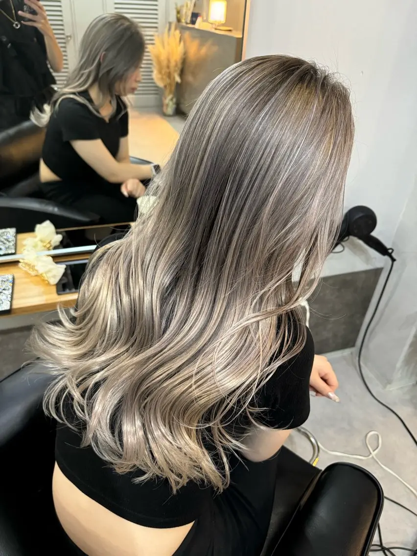 ロング カラー カット ヘアカラー トリートメント ミルクティーカラー グレージュ　高山慧輔のヘアスタイル
