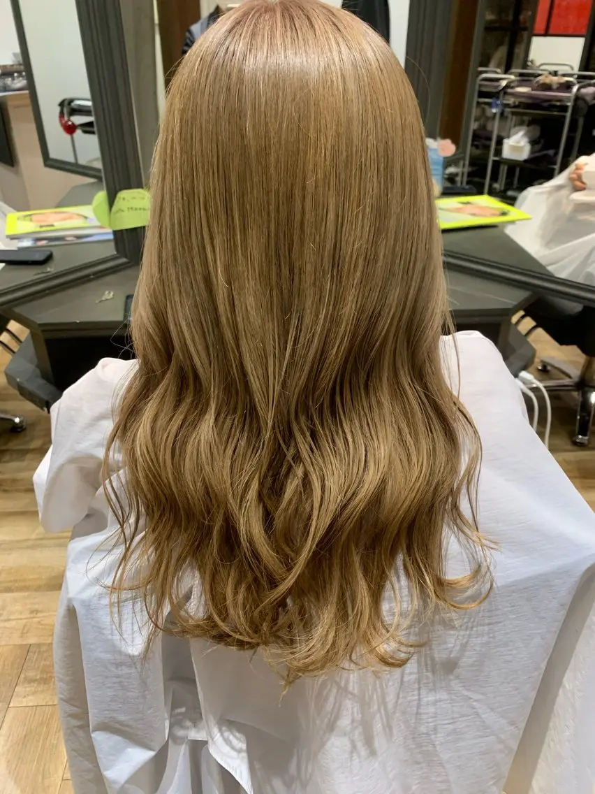 ロング カラー ベージュカラー ミルクティーベージュ 大橋 拓実のヘアスタイル
