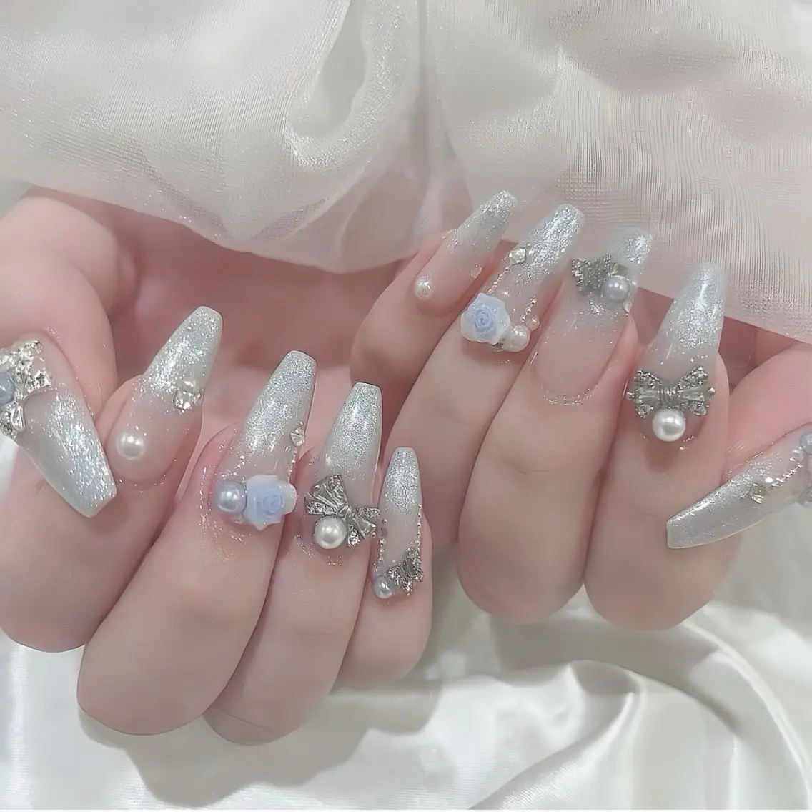 ネイル ブルー フラッシュネイル フラワーネイル ホログラムネイル キラキラネイル ハンドネイル Rin Nail 新大久保店のネイルデザイン