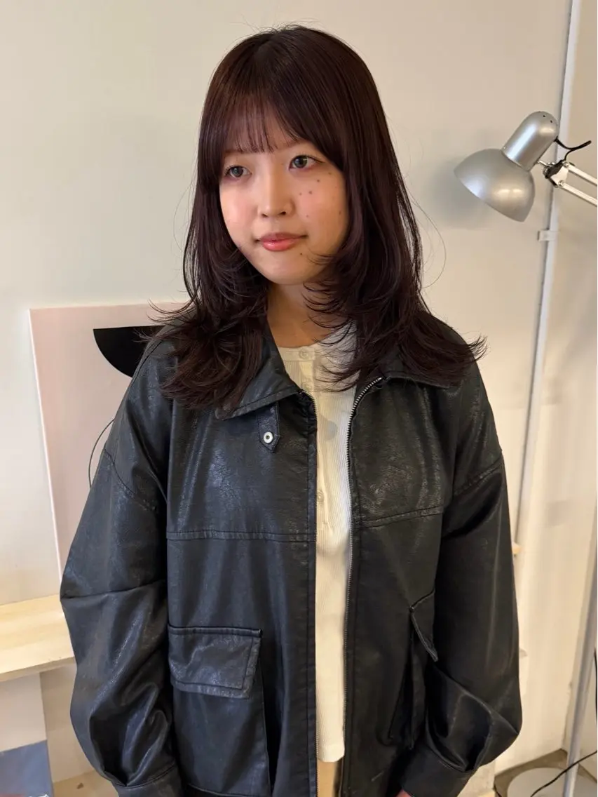 ミディアム カラー 黒髪 ブリーチ ダブルカラー ブリーチなしカラー レッドカラー カット ヘアカラー トリートメント MIU/ルーツカラー 顔まわりレイヤーのヘアスタイル