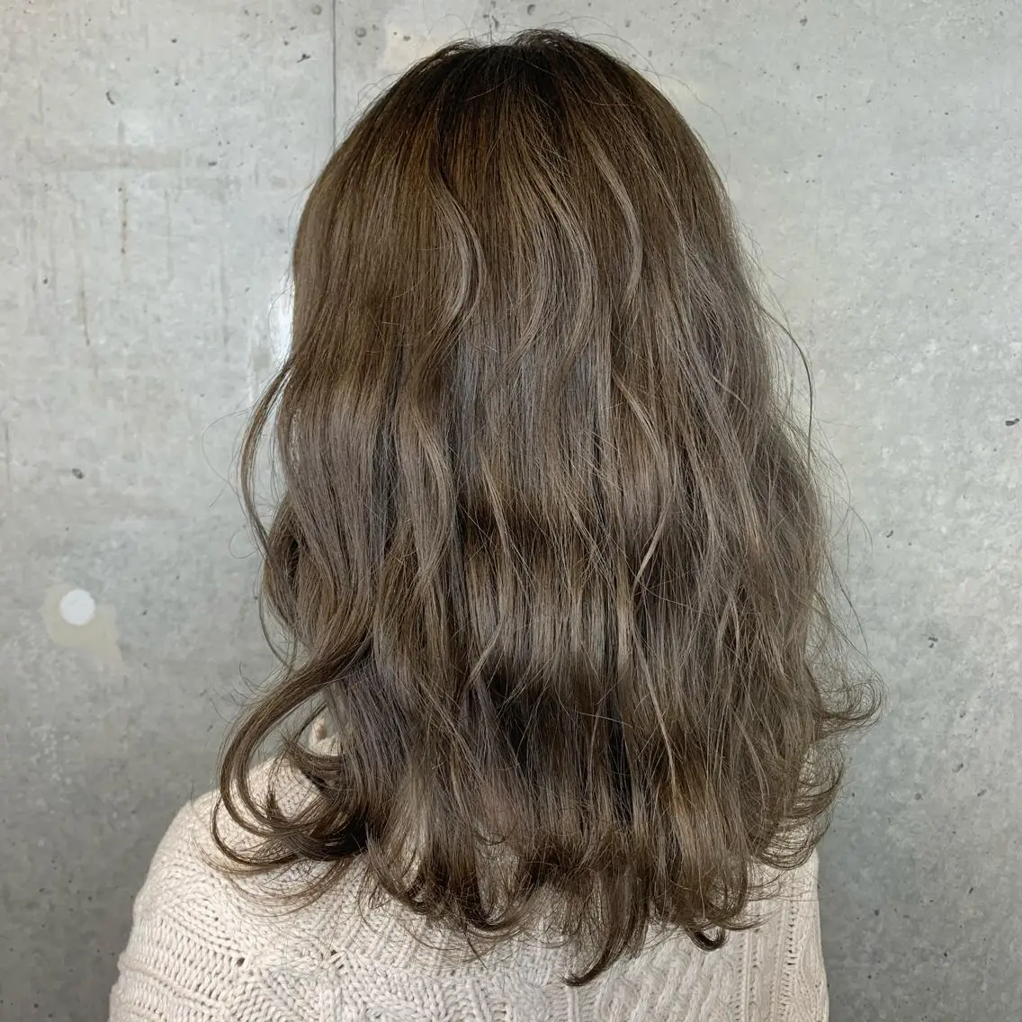 セミロング カラー グレージュ オリーブグレージュ オリーブグレー 梅本 有希のヘアスタイル