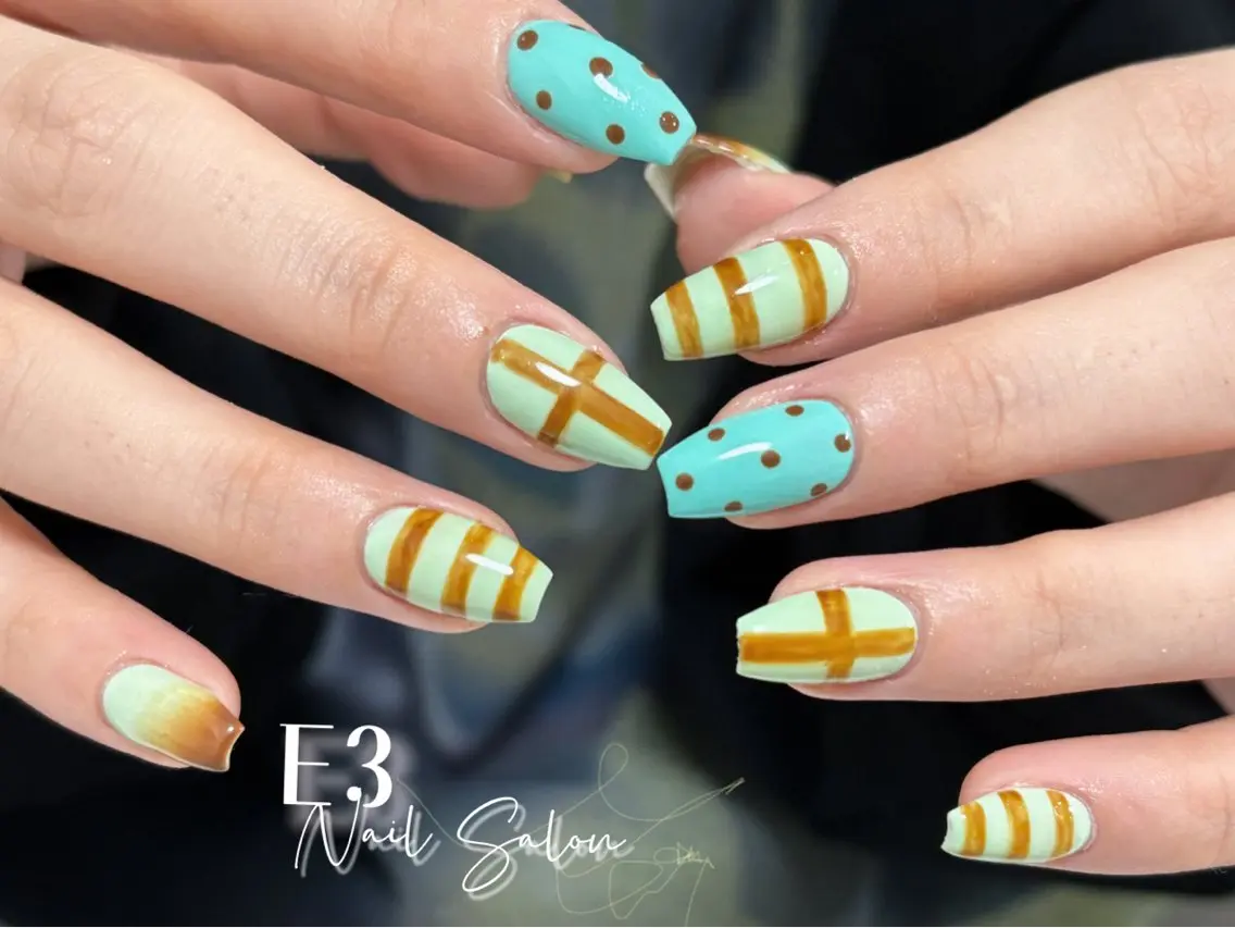 ネイル フレンチネイル ジェルネイル ガラスフレンチ グラデーション キラキラネイル ハンドネイル E3 Nail Salonのネイルデザイン