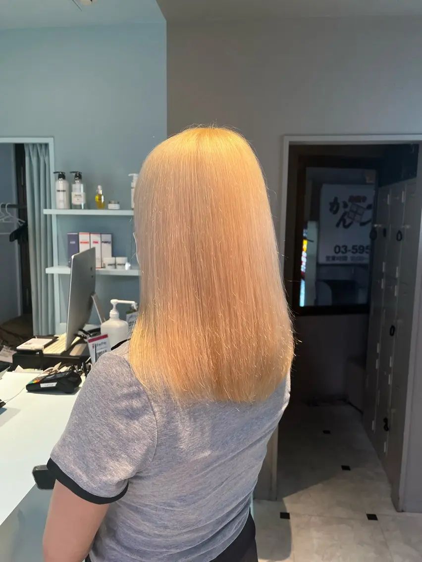 セミロング カラー ブリーチ 抜きっぱなしブロンド ブロンド ホワイトブロンド ヘアカラー ブリーチカラー 🩵MIZUKIのヘアスタイル