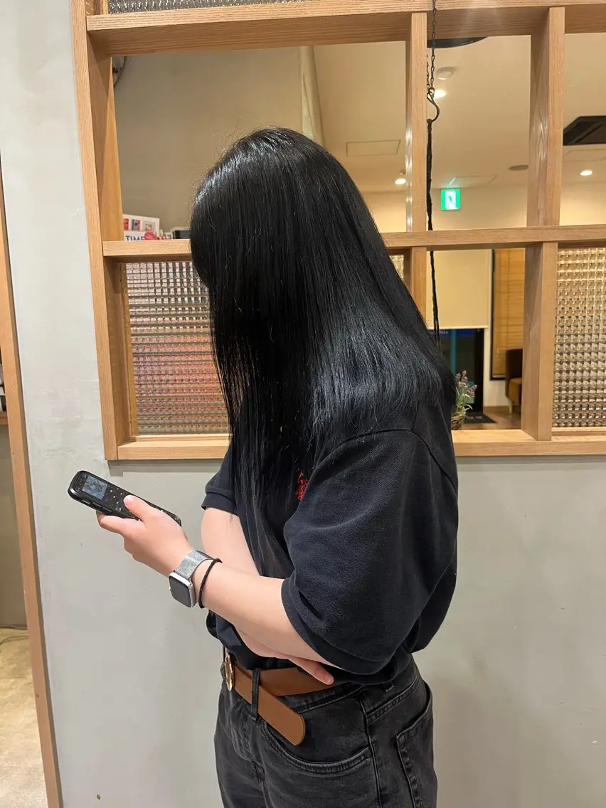 ロング カラー 黒髪 ブリーチ ブルーカラー ブルーブラック 髙木琉菜/レイヤー /シャギーカットのヘアスタイル