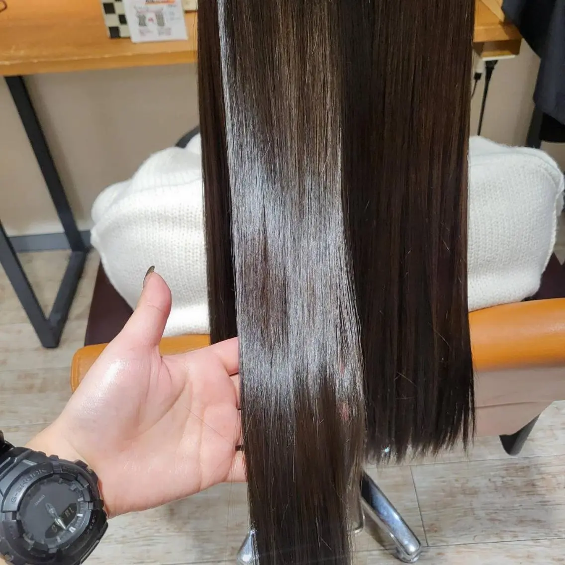 ロング カット ヘアカラー 縮毛矯正 ミルクティーベージュ の魔術師 manaeのヘアスタイル