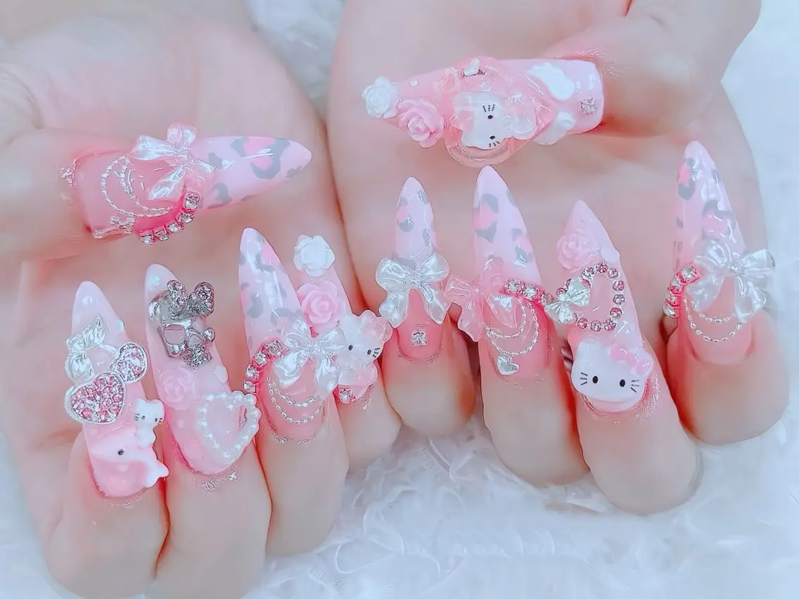 ネイル チークネイル フレンチネイル ガラスフレンチ グラデーション キラキラネイル Rin Nail 新大久保店のネイルデザイン