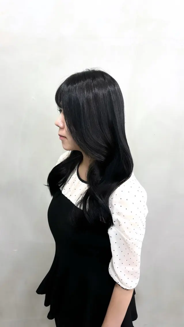 セミロング カラー 黒髪 ブルーカラー ブルーブラック 透明感カラー くびれヘア 𝒀𝑼𝑴𝑨 透明感･艶カラーのヘアスタイル