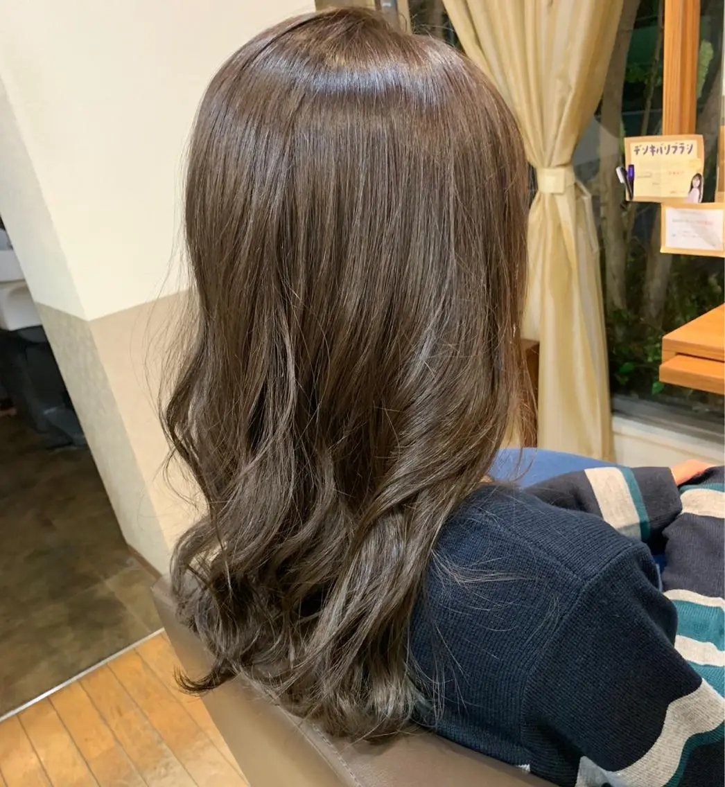 セミロング カラー アッシュ ベージュカラー ブリーチ ブリーチなしカラー 山田 恭華 /コテ巻き風パーマのヘアスタイル