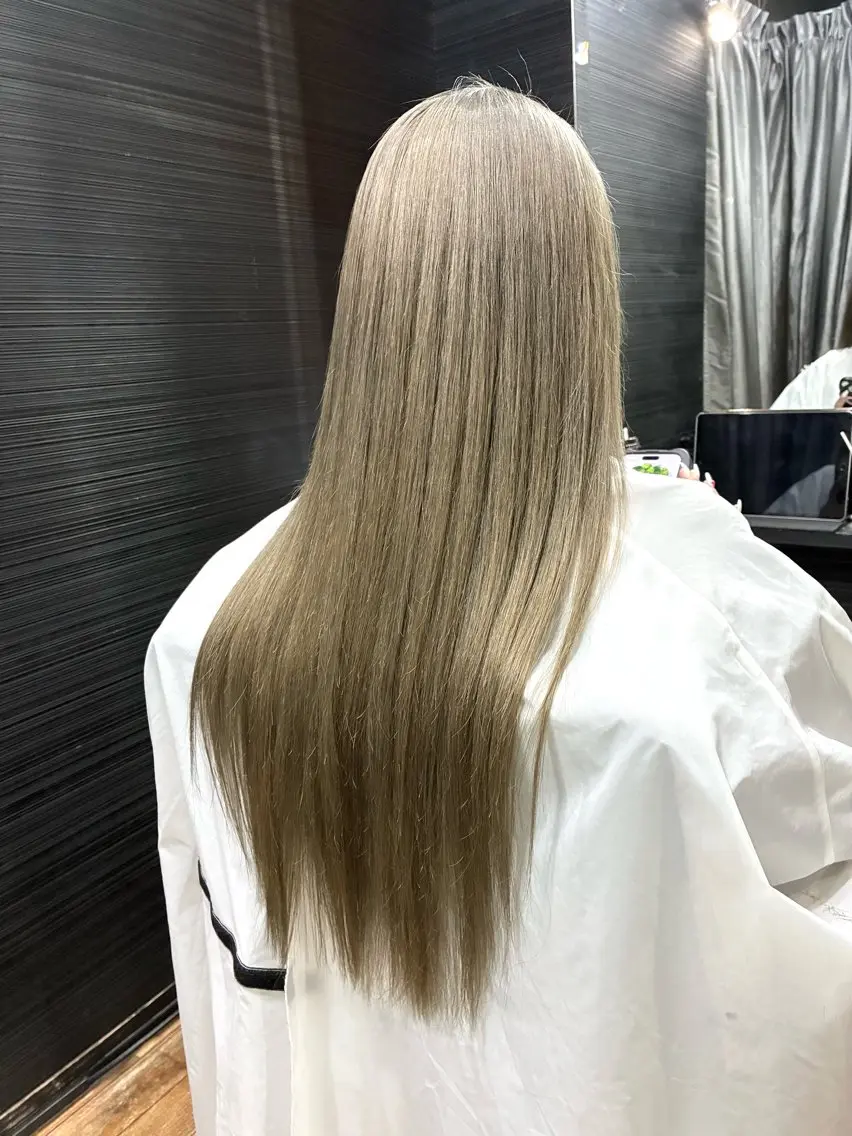 ロング カラー ブリーチ グレージュ ヘアカラー トリートメント 山本 雅由のヘアスタイル