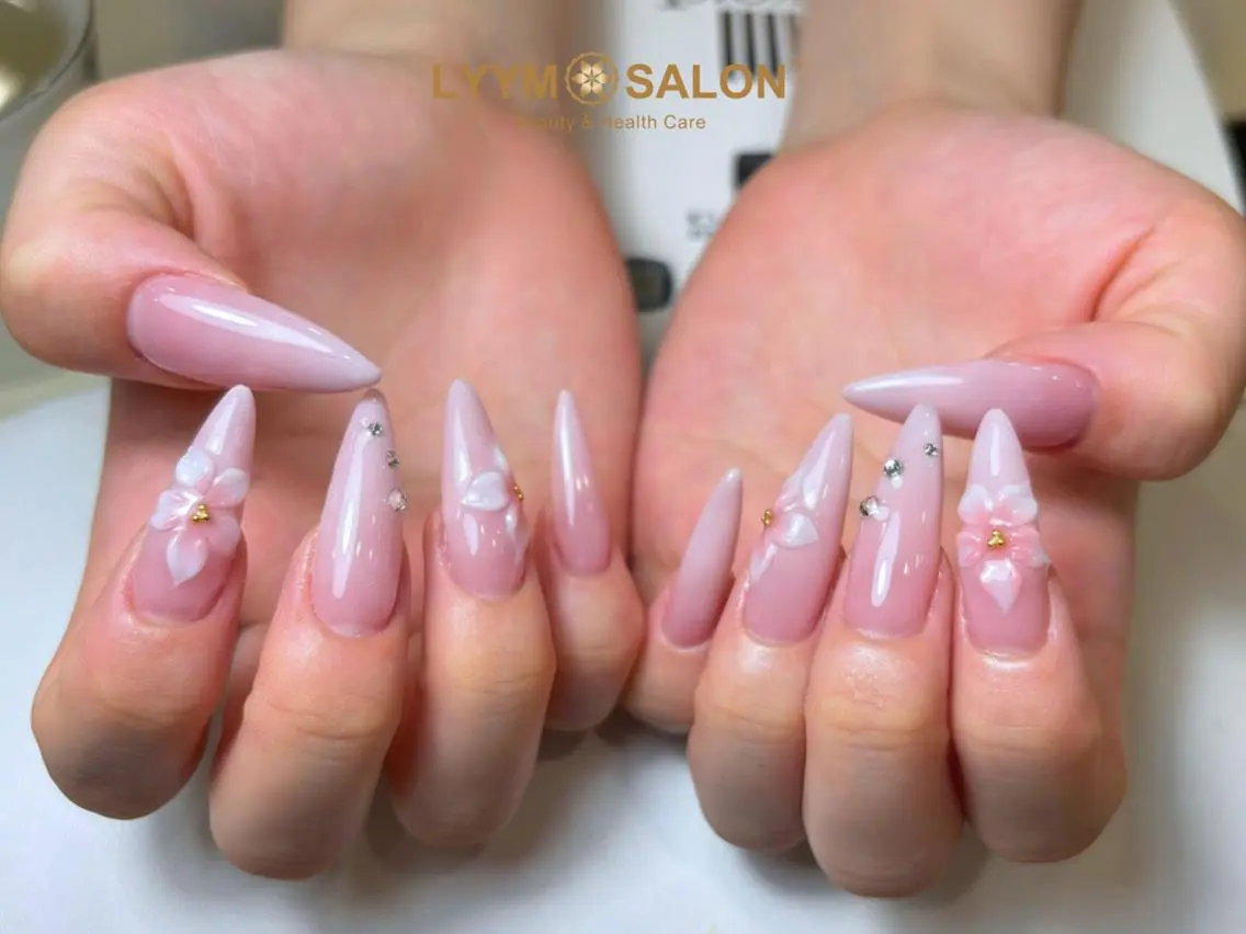 ネイル フラワーネイル ゴールド 韓国ネイル ワンカラーネイル ピンク ハンドネイル ハンドケア LYYM Salon Miraのネイルデザイン