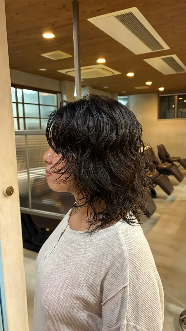 ミディアム パーマ ミディアムパーマ レイヤーカット ウルフカット カット パーマ 時森 咲良のヘアスタイル