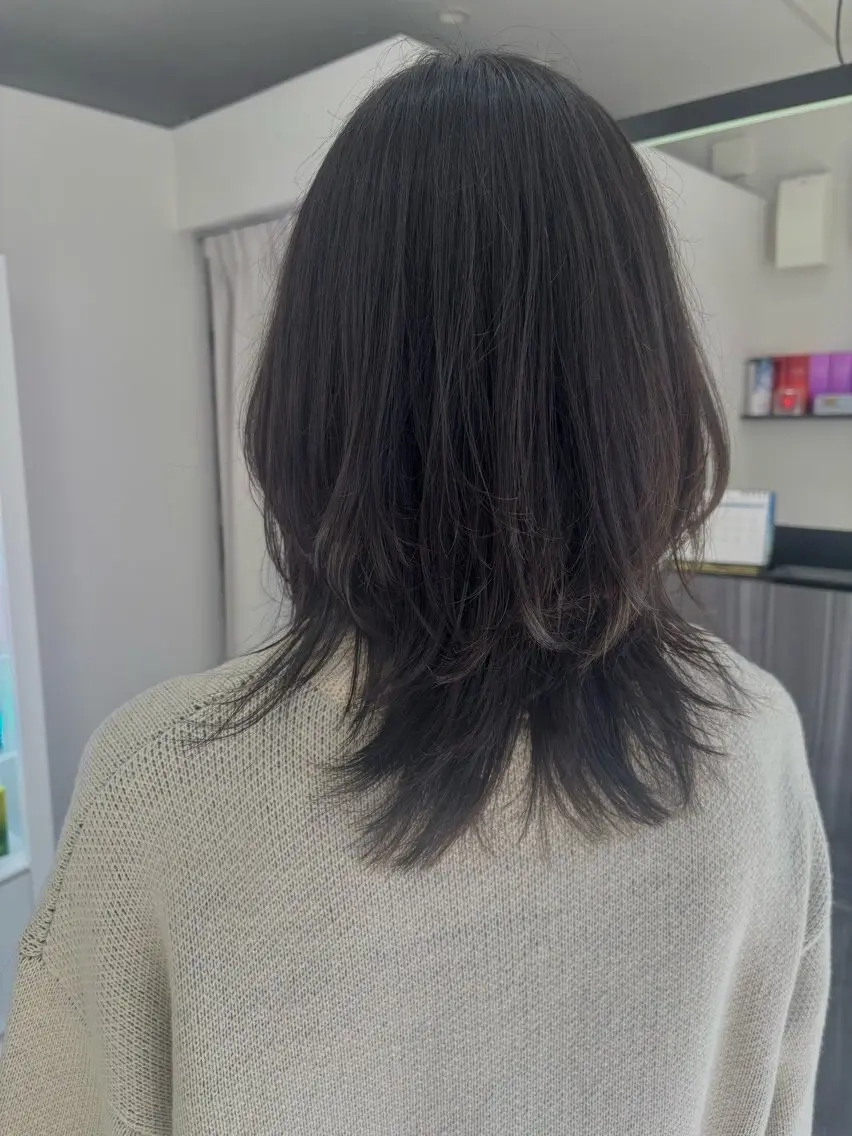ミディアム ハッシュカット レイヤーカット カット 新村 華奈絵のヘアスタイル