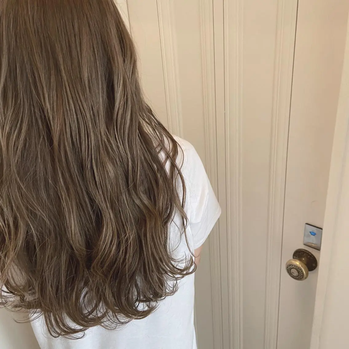 セミロング ラベンダーベージュ 峯 志帆のヘアスタイル