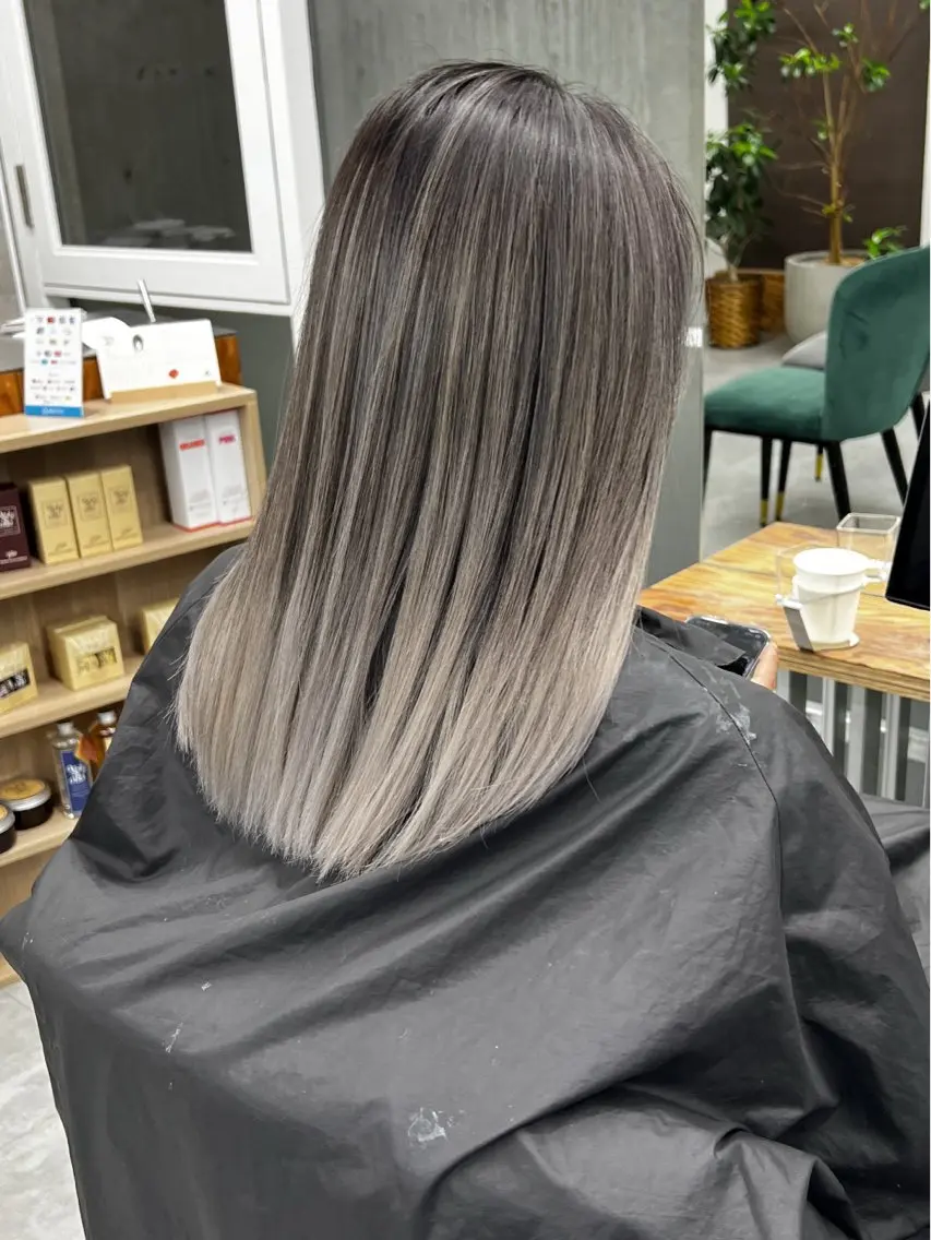セミロング カラー バレイヤージュ ブリーチ レイヤーカット welring hair salonのヘアスタイル