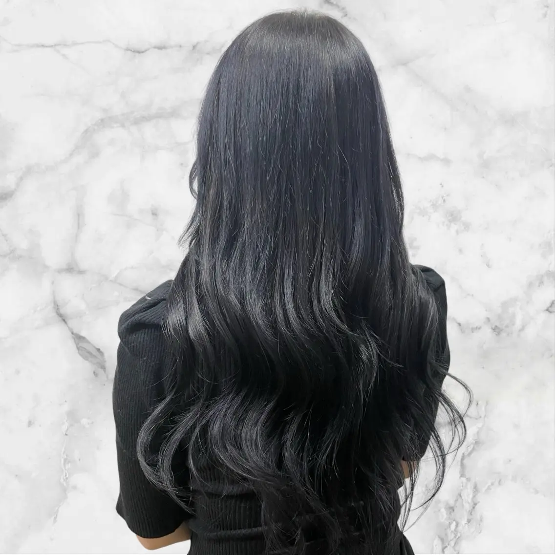 ロング カラー 黒髪 ブリーチ ブルーカラー ブルーブラック ヘアカラー プルシールエクステ/ ハイトーン/ブリーチのヘアスタイル